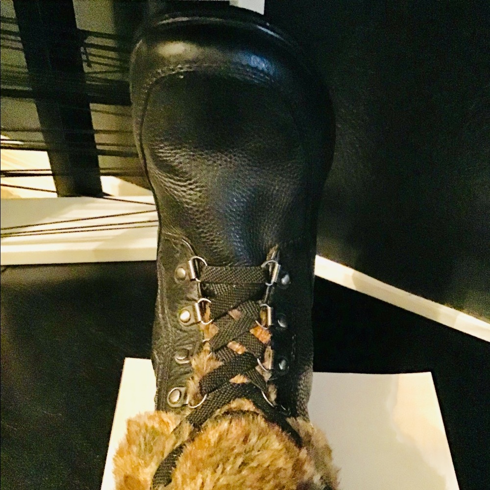 CLARKS WOMENS FAUX FUR ANKLE BOOT